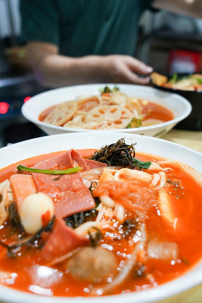 如何利用短视频进行麻辣烫加盟店的门店曝光？